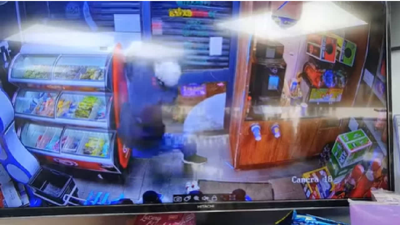 Viral Video: ಚಾಕು ತೋರಿಸಿ ಹೆದರಿಸಿದ ಕಳ್ಳನನ್ನು ಅಂಗಡಿಯೊಳಗೆ ಬಂಧಿಸಿದ ಮಾಲೀಕ Viral Video: ಚಾಕು ತೋರಿಸಿ ಹೆದರಿಸಿದ ಕಳ್ಳನನ್ನು ಅಂಗಡಿಯೊಳಗೆ ಬಂಧಿಸಿದ ಮಾಲೀಕ