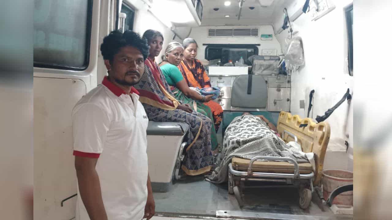 ಆಂಬ್ಯುಲೆನ್ಸ್​ನಲ್ಲಿ ಹೆಣ್ಣು ಮಗುವಿಗೆ ಜನ್ಮ ಕೊಟ್ಟ ತಾಯಿ: ಸುಸೂತ್ರವಾಗಿ ಹೆರಿಗೆ ಮಾಡಿಸಿದ ಶುಶ್ರೂಷಕಿಗೆ ಸ್ಥಳೀಯರ ಶ್ಲಾಘನೆ