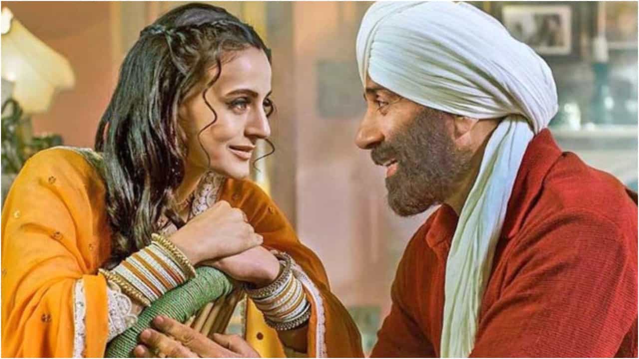 Gadar 2: ಗುರುದ್ವಾರದಲ್ಲಿ ಸನ್ನಿ ಡಿಯೋಲ್, ಅಮೀಷಾ ಪಟೇಲ್ ರೊಮ್ಯಾನ್ಸ್; ಸಿಖ್ ಸಮುದಾಯದವರಿಂದ ವಿರೋಧ Gadar 2: ಗುರುದ್ವಾರದಲ್ಲಿ ಸನ್ನಿ ಡಿಯೋಲ್, ಅಮೀಷಾ ಪಟೇಲ್ ರೊಮ್ಯಾನ್ಸ್; ಸಿಖ್ ಸಮುದಾಯದವರಿಂದ ವಿರೋಧ