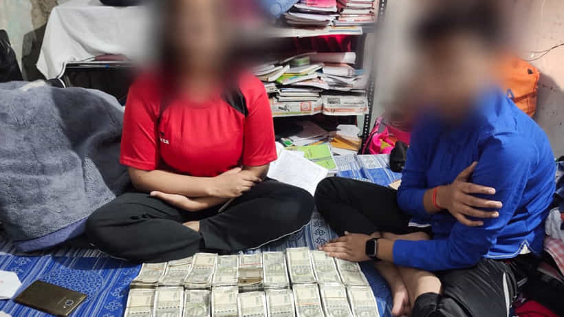 Viral News: 500ರೂಗಳ ಕಂತೆ ಕಂತೆ ನೋಟಿನ ಜೊತೆ ಪೊಲೀಸ್ ಅಧಿಕಾರಿಯ ಹೆಂಡತಿ ಮಕ್ಕಳ ಸೆಲ್ಫಿ