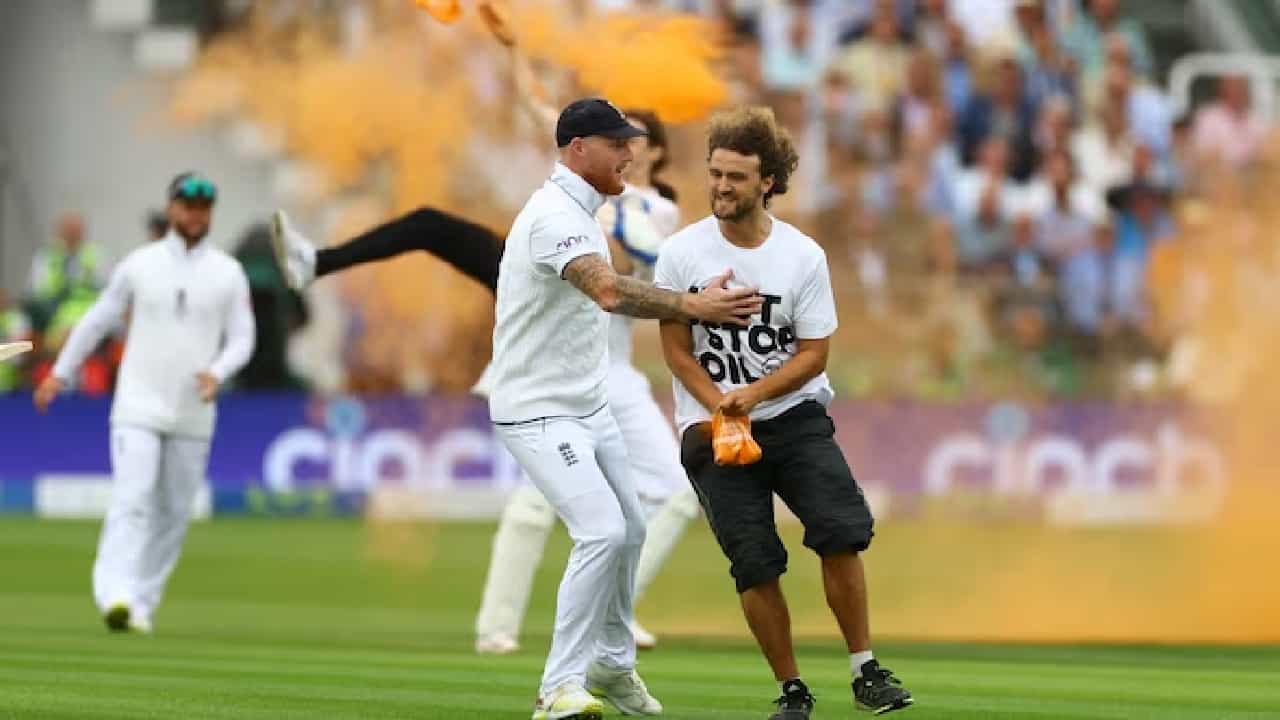 Ashes 2023: ಲಾರ್ಡ್ಸ್ ಮೈದಾನದಲ್ಲಿ ನಡೆಯುತ್ತಿರುವ ಇಂಗ್ಲೆಂಡ್ ಹಾಗೂ ಆಸ್ಟ್ರೇಲಿಯಾ ನಡುವಣ ಆ್ಯಶಸ್ ಸರಣಿಯ 2ನೇ ಟೆಸ್ಟ್ ಪಂದ್ಯದ ವೇಳೆ ಪ್ರತಿಭಟನಾಕಾರರು ಮೈದಾನಕ್ಕೆ ನುಗ್ಗಿದ ಘಟನೆ ನಡೆದಿದೆ.