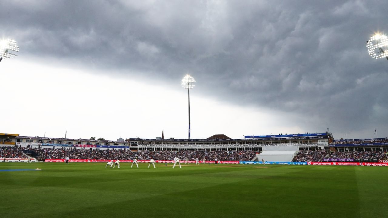 Ashes 2023: ಇಂಗ್ಲೆಂಡ್-ಆಸ್ಟ್ರೇಲಿಯಾ (England vs Australia) ನಡುವೆ ನಡೆಯುತ್ತಿರುವ ಪ್ರತಿಷ್ಠಿತ ಆ್ಯಶಸ್ ಸರಣಿಯ ಮೊದಲ ಟೆಸ್ಟ್ ಪಂದ್ಯದ 3ನೇ ದಿನದಾಟವು ಮಳೆಗೆ ಆಹುತಿಯಾಗಿದೆ. ಈ ಪಂದ್ಯದಲ್ಲಿ ಟಾಸ್ ಗೆದ್ದು ಮೊದಲು ಬ್ಯಾಟಿಂಗ್ ಮಾಡಿದ ಇಂಗ್ಲೆಂಡ್ ತಂಡವು ಭರ್ಜರಿ ಬ್ಯಾಟಿಂಗ್ ಪ್ರದರ್ಶಿಸಿತು.