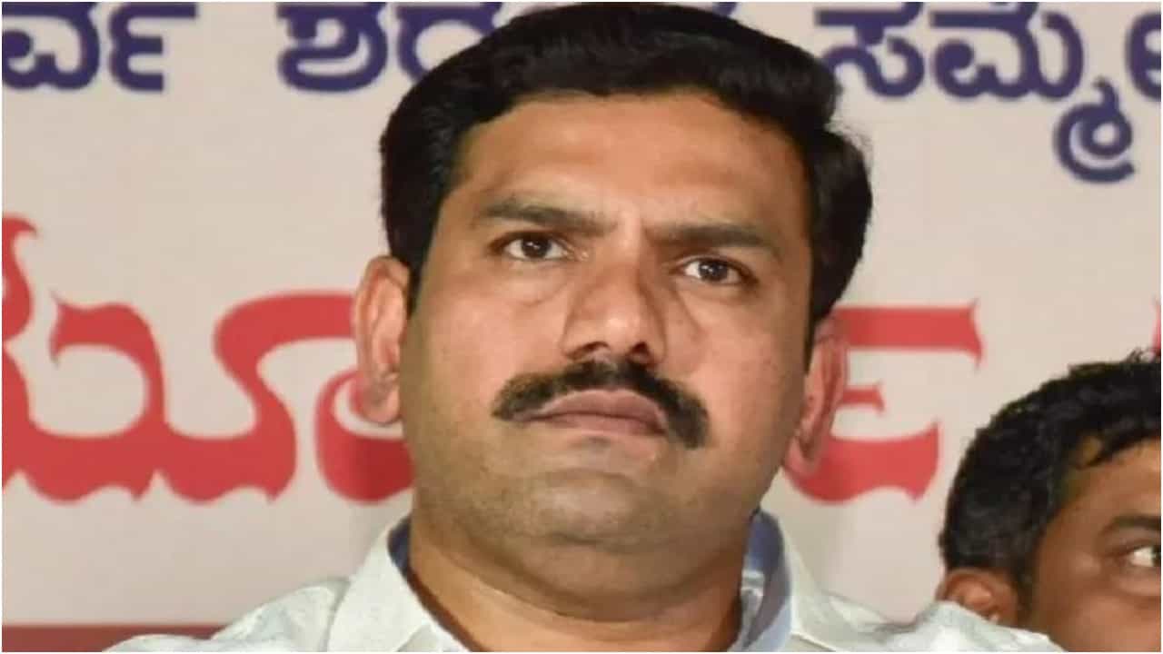 ಪಿಎಸ್ಐ ಹಗರಣದಲ್ಲಿ ಸುಮ್ಮನೇ ನನ್ನ ಹೆಸರು ತೇಲಿಬಿಟ್ಟಿದ್ದಾರೆ, ಕಾಂಗ್ರೆಸ್ ಸರ್ಕಾರ ತನಿಖೆ ನಡೆಸಲಿ; ಬಿವೈ ವಿಜಯೇಂದ್ರ ಸವಾಲು ಪಿಎಸ್ಐ ಹಗರಣದಲ್ಲಿ ಸುಮ್ಮನೇ ನನ್ನ ಹೆಸರು ತೇಲಿಬಿಟ್ಟಿದ್ದಾರೆ, ಕಾಂಗ್ರೆಸ್ ಸರ್ಕಾರ ತನಿಖೆ ನಡೆಸಲಿ; ಬಿವೈ ವಿಜಯೇಂದ್ರ ಸವಾಲು