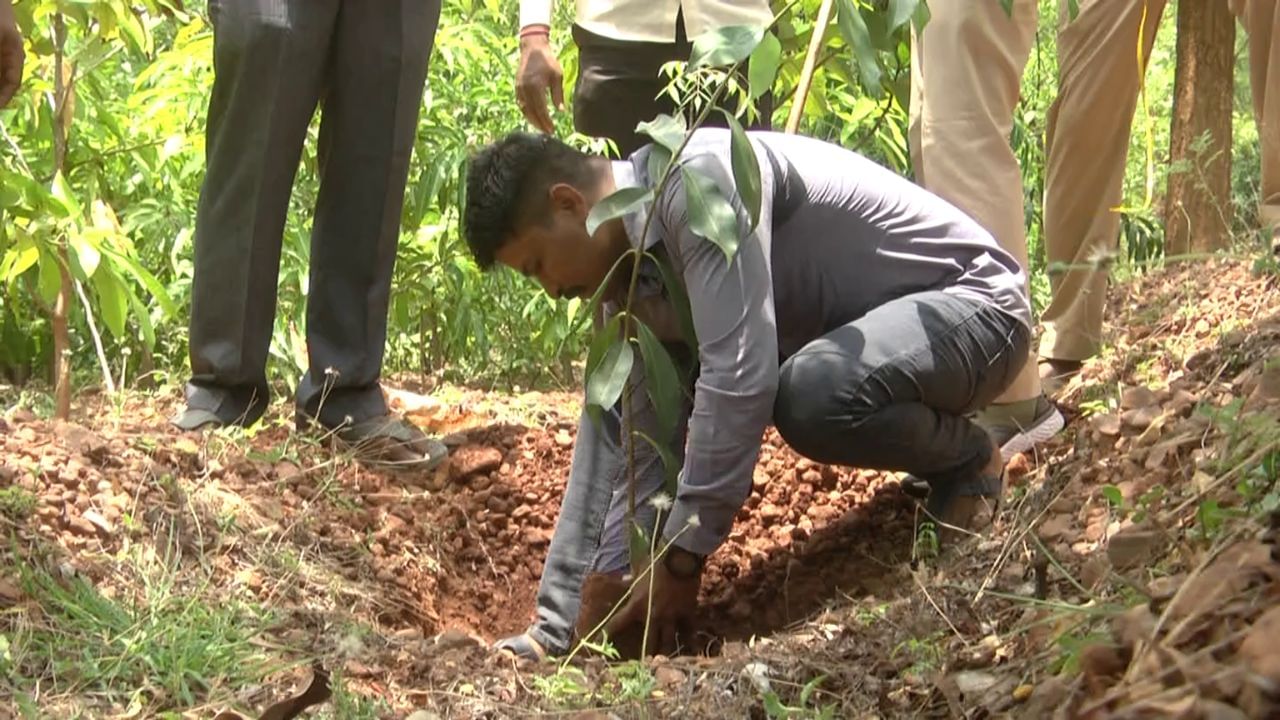 ಕಾನೂನು ರಕ್ಷಕ ಪೊಲೀಸರು ಪ್ರಕೃತಿ ರಕ್ಷಕರೂ ಆಗಿದ್ದಾರೆ ಇಲ್ಲಿ! 3 ಎಕರೆ ಬುರುಜು ಕಲ್ಲಿನ ಬೆಟ್ಟಗುಡ್ಡದಲ್ಲಿ 3 ಎಕರೆ ಮಿನಿ ಅರಣ್ಯ ಸೃಷ್ಟಿಸಿದ್ದಾರೆ!