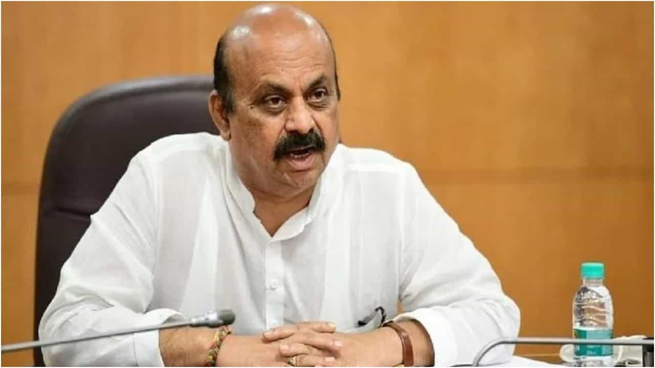 ಗ್ಯಾರಂಟಿಯಲ್ಲಿ ಮೋಸ ಮಾಡ್ತಿದ್ದಾರೆ; ಹೇಳಿದ್ದೇ ಬೇರೆ ಘೋಷಿಸಿದ್ದೇ ಬೇರೆ ಎಂದ ಬಸವರಾಜ ಬೊಮ್ಮಾಯಿ ಗ್ಯಾರಂಟಿಯಲ್ಲಿ ಮೋಸ ಮಾಡ್ತಿದ್ದಾರೆ; ಹೇಳಿದ್ದೇ ಬೇರೆ ಘೋಷಿಸಿದ್ದೇ ಬೇರೆ ಎಂದ ಬಸವರಾಜ ಬೊಮ್ಮಾಯಿ