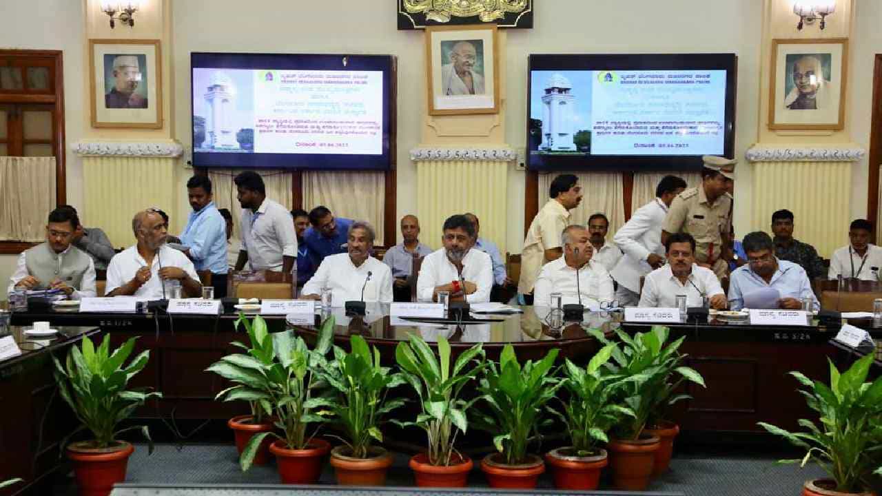 ರಾಜಕೀಯ ಬಿಟ್ಟು ಬೆಂಗಳೂರು ಅಭಿವೃದ್ಧಿ ಮಾಡೋಣ: ಶಾಸಕರ ಸಭೆಯಲ್ಲಿ ಡಿಕೆ ಶಿವಕುಮಾರ್ ಕಿವಿಮಾತು