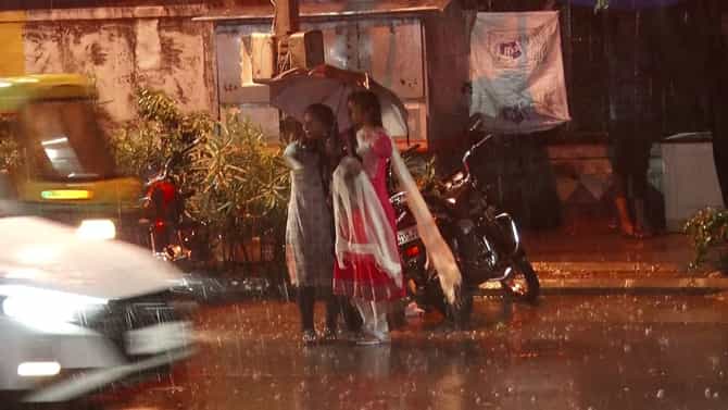 Bengaluru Rain; ಬೆಂಗಳೂರಿನಲ್ಲಿ ಇನ್ನೂ ನಾಲ್ಕು ದಿನ ವರುಣನ ಆರ್ಭಟ, ನಿನ್ನೆ ಸುರಿದ ಮಳೆಗೆ ಕೆರೆಯಂತಾದ ರಸ್ತೆಗಳು
