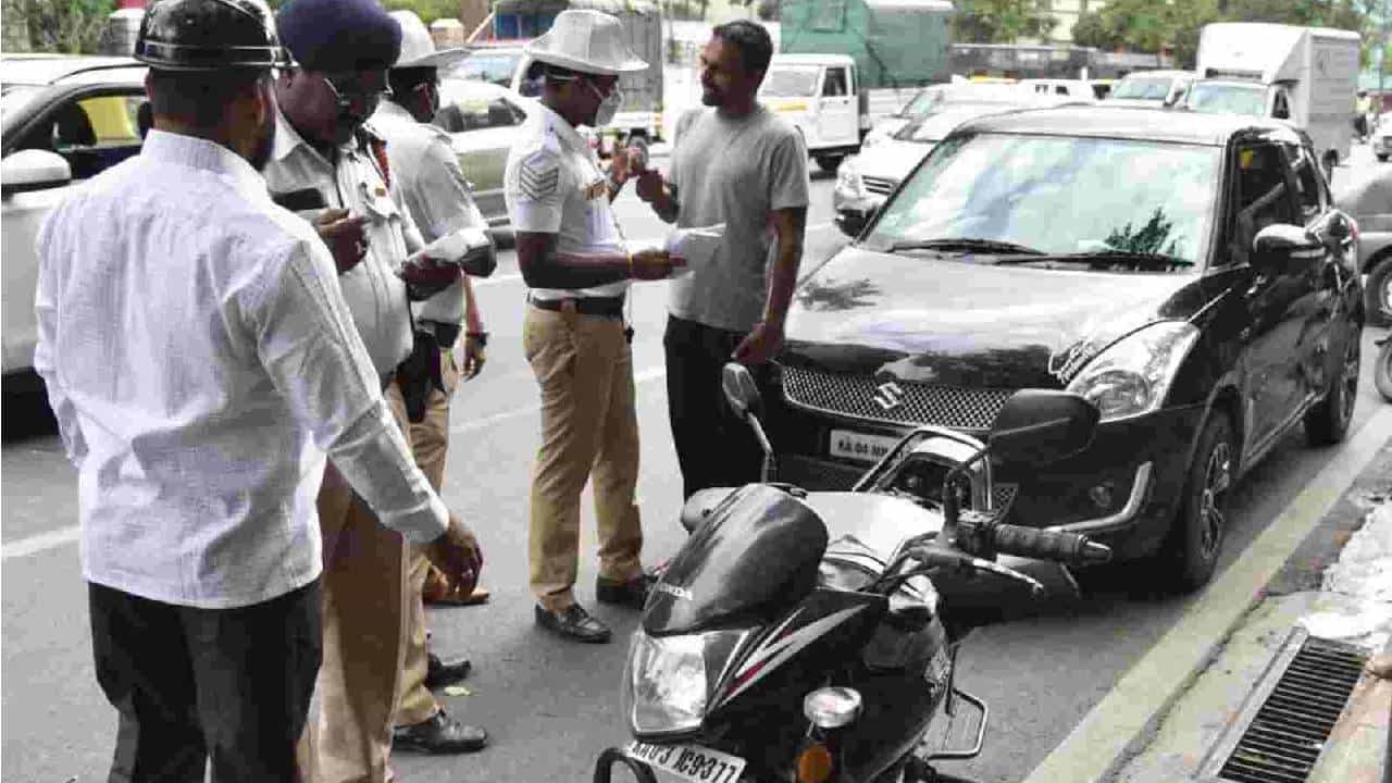 Bengaluru Traffic: ಸಂಚಾರಿ ನಿಯಮ ಉಲ್ಲಂಘಿಸಿದವರ ವಿರುದ್ಧ ದೂರು ನೀಡಲು ಬಂದಿದೆ ಹೊಸ ಆ್ಯಪ್; ಇಲ್ಲಿದೆ ಅದರ ವಿಶೇಷತೆ Bengaluru Traffic: ಸಂಚಾರಿ ನಿಯಮ ಉಲ್ಲಂಘಿಸಿದವರ ವಿರುದ್ಧ ದೂರು ನೀಡಲು ಬಂದಿದೆ ಹೊಸ ಆ್ಯಪ್; ಇಲ್ಲಿದೆ ಅದರ ವಿಶೇಷತೆ