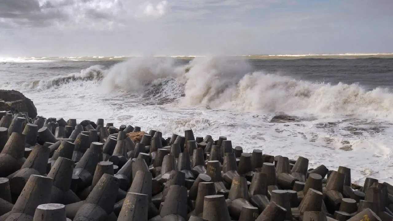 Cyclone Biparjoy: ಗುಜರಾತ್​ನಲ್ಲಿ ಬಿಪೋರ್​ಜಾಯ್ ಚಂಡಮಾರುತದ ಅಬ್ಬರಕ್ಕೆ ಇಬ್ಬರು ಬಲಿ