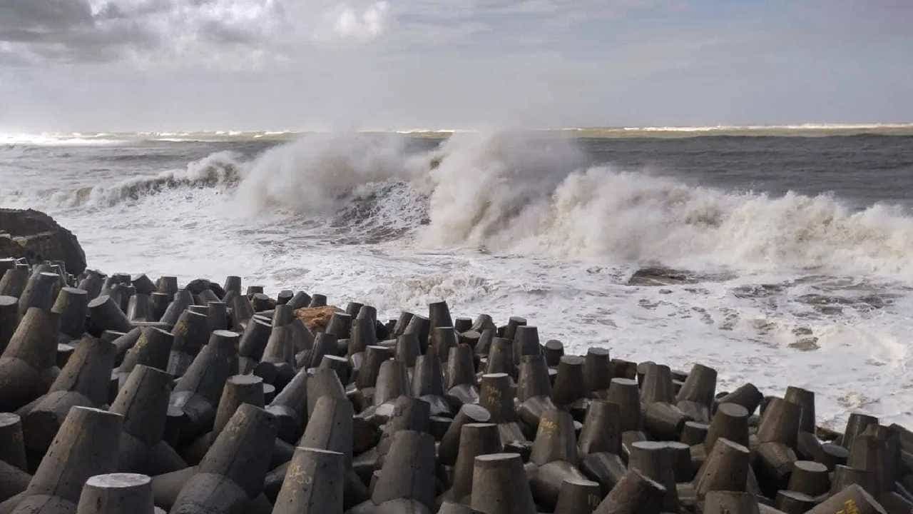 Cyclone Biparjoy: ಗುಜರಾತ್ನಲ್ಲಿ ಬಿಪೋರ್ಜಾಯ್ ಚಂಡಮಾರುತದ ಅಬ್ಬರಕ್ಕೆ ಇಬ್ಬರು ಬಲಿ Cyclone Biparjoy: ಗುಜರಾತ್ನಲ್ಲಿ ಬಿಪೋರ್ಜಾಯ್ ಚಂಡಮಾರುತದ ಅಬ್ಬರಕ್ಕೆ ಇಬ್ಬರು ಬಲಿ
