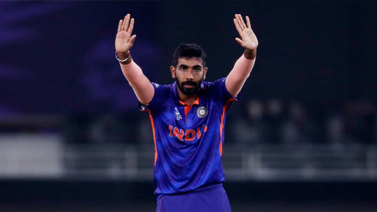 ಟೀಮ್ ಇಂಡಿಯಾ (Team India) ವೇಗಿ ಜಸ್ಪ್ರೀತ್ ಬುಮ್ರಾ (Jasprit Bumrah) ಬ್ಲೂ ಜೆರ್ಸಿಯಲ್ಲಿ ಕಾಣಿಸಿಕೊಂಡು ವರ್ಷಗಳಾಗುತ್ತಾ ಬರುತ್ತಿವೆ. ಅಂದರೆ ಸೆಪ್ಟೆಂಬರ್ 25, 2022 ರಲ್ಲಿ ಬುಮ್ರಾ ಕೊನೆಯ ಬಾರಿ ಬ್ಲೂ ಜೆರ್ಸಿಯಲ್ಲಿ ಕಾಣಿಸಿಕೊಂಡಿದ್ದರು. ಬೆನ್ನು ನೋವಿನ ಕಾರಣ ಶಸ್ತ್ರಚಿಕಿತ್ಸೆಗೆ ಒಳಗಾಗಿದ್ದ ಯಾರ್ಕರ್ ಸ್ಪೆಷಲಿಸ್ಟ್ ಇದೀಗ ಕಂಬ್ಯಾಕ್ ಮಾಡುವ ಸೂಚನೆ ನೀಡಿದ್ದಾರೆ.