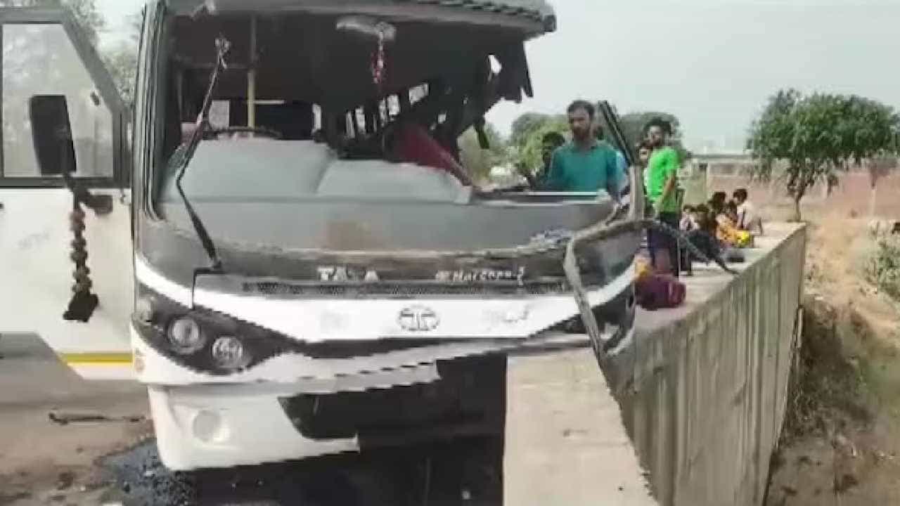 Chhattisgarh: ಫೋನ್ನಲ್ಲಿ ಮಾತನಾಡುತ್ತಾ ಬಸ್ ಚಾಲನೆ, ಸೇತುವೆಗೆ ಡಿಕ್ಕಿ, 26 ಪ್ರಯಾಣಿಕರಿಗೆ ಗಾಯ Chhattisgarh: ಫೋನ್ನಲ್ಲಿ ಮಾತನಾಡುತ್ತಾ ಬಸ್ ಚಾಲನೆ, ಸೇತುವೆಗೆ ಡಿಕ್ಕಿ, 26 ಪ್ರಯಾಣಿಕರಿಗೆ ಗಾಯ