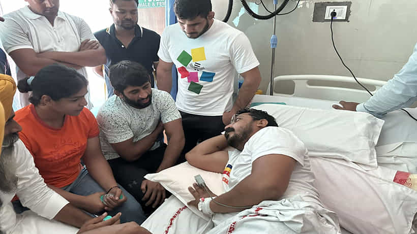ಚಂದ್ರಶೇಖರ್ ಆಜಾದ್ನ್ನು ಆಸ್ಪತ್ರೆಯಲ್ಲಿ ಭೇಟಿ ಮಾಡಿದ ಸಾಕ್ಷಿ ಮಲಿಕ್, ಬಜರಂಗ್ ಪುನಿಯಾ; ದಾಳಿಕೋರರನ್ನು ಬಂಧಿಸುವಂತೆ ಒತ್ತಾಯ