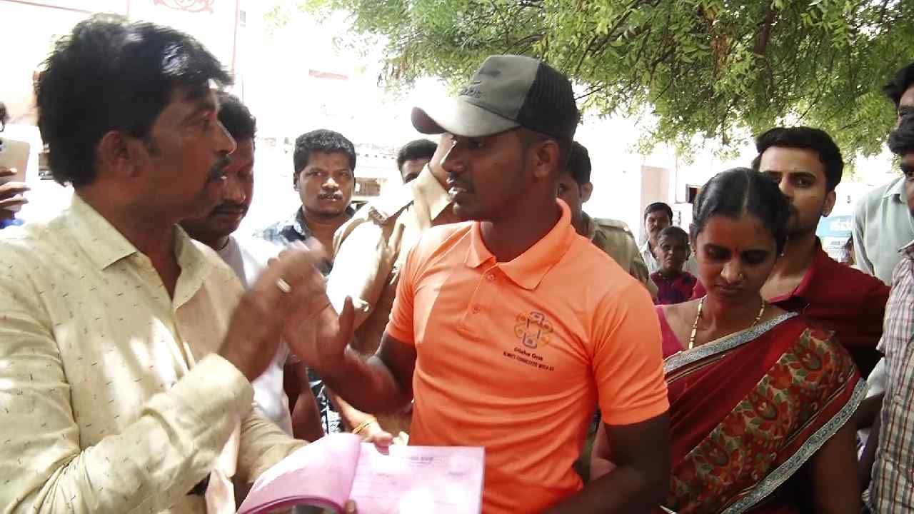 ಗೃಹಜ್ಯೋತಿ, ಗೃಹಲಕ್ಷ್ಮೀ ಹೆಸರಲ್ಲಿ ಮಹಾಮೋಸ; ಅರ್ಜಿ ಸಲ್ಲಿಸುವ ನೆಪದಲ್ಲಿ ಮಹಿಳೆಯರಿಂದ ಹಣ ವಸೂಲಿ ಗೃಹಜ್ಯೋತಿ, ಗೃಹಲಕ್ಷ್ಮೀ ಹೆಸರಲ್ಲಿ ಮಹಾಮೋಸ; ಅರ್ಜಿ ಸಲ್ಲಿಸುವ ನೆಪದಲ್ಲಿ ಮಹಿಳೆಯರಿಂದ ಹಣ ವಸೂಲಿ