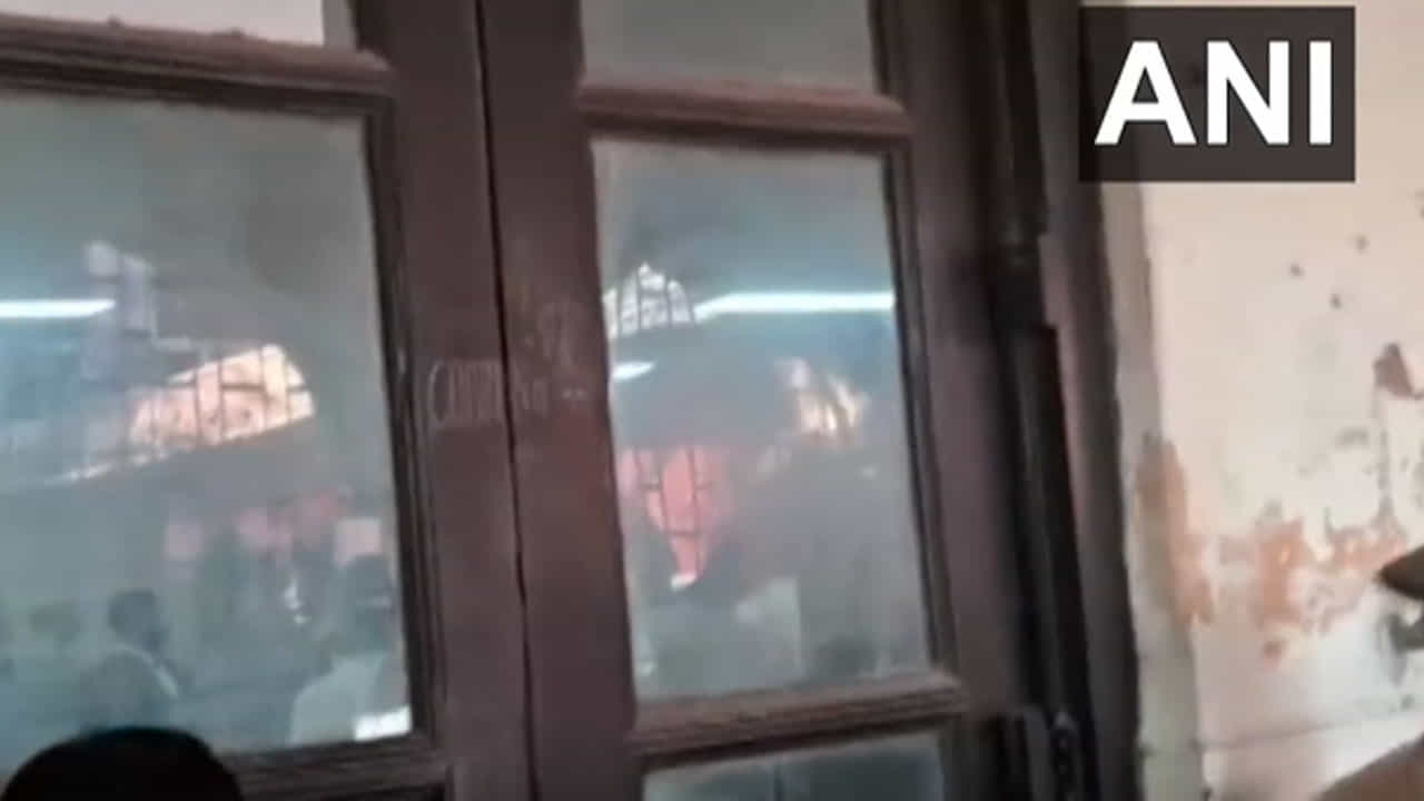 Lucknow Court Firing :ಲಖನೌನ ಕೋರ್ಟ್ನಲ್ಲಿ ಫೈರಿಂಗ್, ಗ್ಯಾಂಗ್ಸ್ಟರ್ ಸಂಜೀವ್ ಜೀವಾ ಹತ್ಯೆ Lucknow Court Firing :ಲಖನೌನ ಕೋರ್ಟ್ನಲ್ಲಿ ಫೈರಿಂಗ್, ಗ್ಯಾಂಗ್ಸ್ಟರ್ ಸಂಜೀವ್ ಜೀವಾ ಹತ್ಯೆ