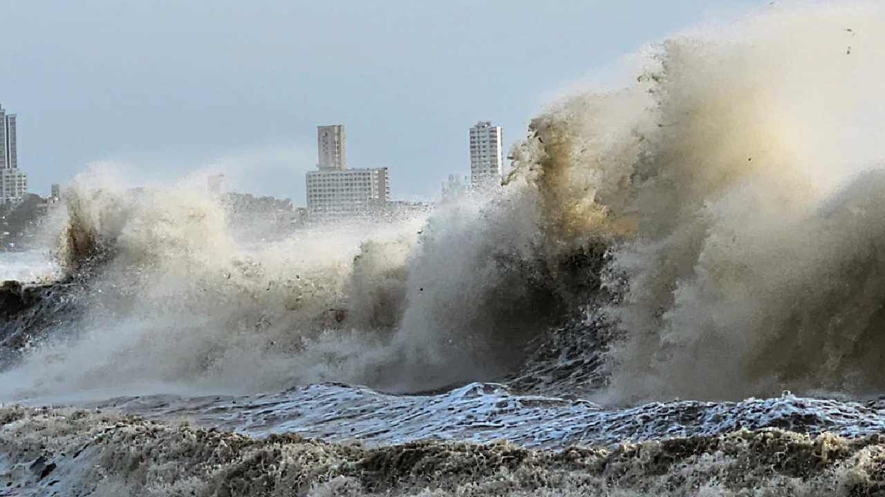 Cyclone Biparjoy: ಚಂಡಮಾರುತ ಸಮಯದಲ್ಲಿ ಅನುಸರಿಸಬೇಕಾದ ಸುರಕ್ಷತಾ ಕ್ರಮಗಳ ಬಗ್ಗೆ ಸಲಹೆ ನೀಡಿದ ಎನ್​ಡಿಆರ್​ಎಫ್