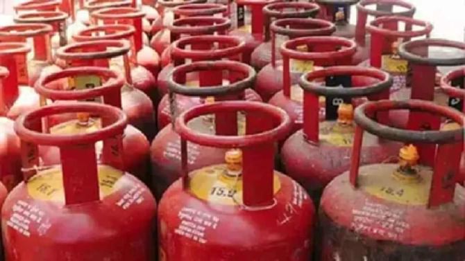 LPG Cylinder Price: 19 ಕೆಜಿ ಎಲ್ಪಿಜಿ ಸಿಲಿಂಡರ್ ಬೆಲೆ 83.50 ರೂ. ಇಳಿಕೆ, ವಿವರಗಳು ಇಲ್ಲಿವೆ LPG Cylinder Price: 19 ಕೆಜಿ ಎಲ್ಪಿಜಿ ಸಿಲಿಂಡರ್ ಬೆಲೆ 83.50 ರೂ. ಇಳಿಕೆ, ವಿವರಗಳು ಇಲ್ಲಿವೆ