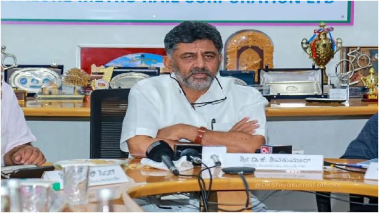 ಕೋವಿಡ್ ನಿಯಮ ಮೀರಿ ಮೇಕೆದಾಟು ಪಾದಯಾತ್ರೆ; ಡಿಸಿಎಂ ಡಿಕೆ ಶಿವಕುಮಾರ್ಗೆ ಹೈಕೋರ್ಟಲ್ಲಿ ರಿಲೀಫ್ ಕೋವಿಡ್ ನಿಯಮ ಮೀರಿ ಮೇಕೆದಾಟು ಪಾದಯಾತ್ರೆ; ಡಿಸಿಎಂ ಡಿಕೆ ಶಿವಕುಮಾರ್ಗೆ ಹೈಕೋರ್ಟಲ್ಲಿ ರಿಲೀಫ್