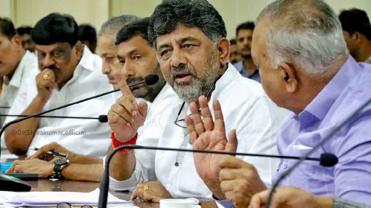 ಗ್ಯಾರಂಟಿ ಯೋಜನೆಗಳ ಅರ್ಜಿ ಸಲ್ಲಿಕೆಗೆ ಜನರಿಂದ ಹಣ ಪಡೆಯುವಂತಿಲ್ಲ: ಡಿಕೆ ಶಿವಕುಮಾರ್ ಎಚ್ಚರಿಕೆ ಫಾರ್ಮಾನು ಗ್ಯಾರಂಟಿ ಯೋಜನೆಗಳ ಅರ್ಜಿ ಸಲ್ಲಿಕೆಗೆ ಜನರಿಂದ ಹಣ ಪಡೆಯುವಂತಿಲ್ಲ: ಡಿಕೆ ಶಿವಕುಮಾರ್ ಎಚ್ಚರಿಕೆ ಫಾರ್ಮಾನು