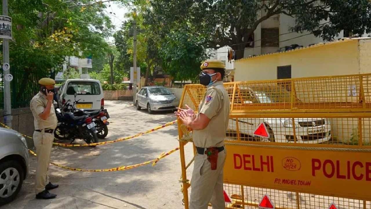 Delhi Crime: ಹುಡುಗಿಯನ್ನು ಬಲವಂತಾಗಿ ಎಳೆದೊಯ್ತಿದ್ದಾರೆ ಕಾಪಾಡಿ, ಮಧ್ಯರಾತ್ರಿ ದೆಹಲಿ ಪೊಲೀಸರಿಗೆ ಬಂತೊಂದು ಕರೆ Delhi Crime: ಹುಡುಗಿಯನ್ನು ಬಲವಂತಾಗಿ ಎಳೆದೊಯ್ತಿದ್ದಾರೆ ಕಾಪಾಡಿ, ಮಧ್ಯರಾತ್ರಿ ದೆಹಲಿ ಪೊಲೀಸರಿಗೆ ಬಂತೊಂದು ಕರೆ