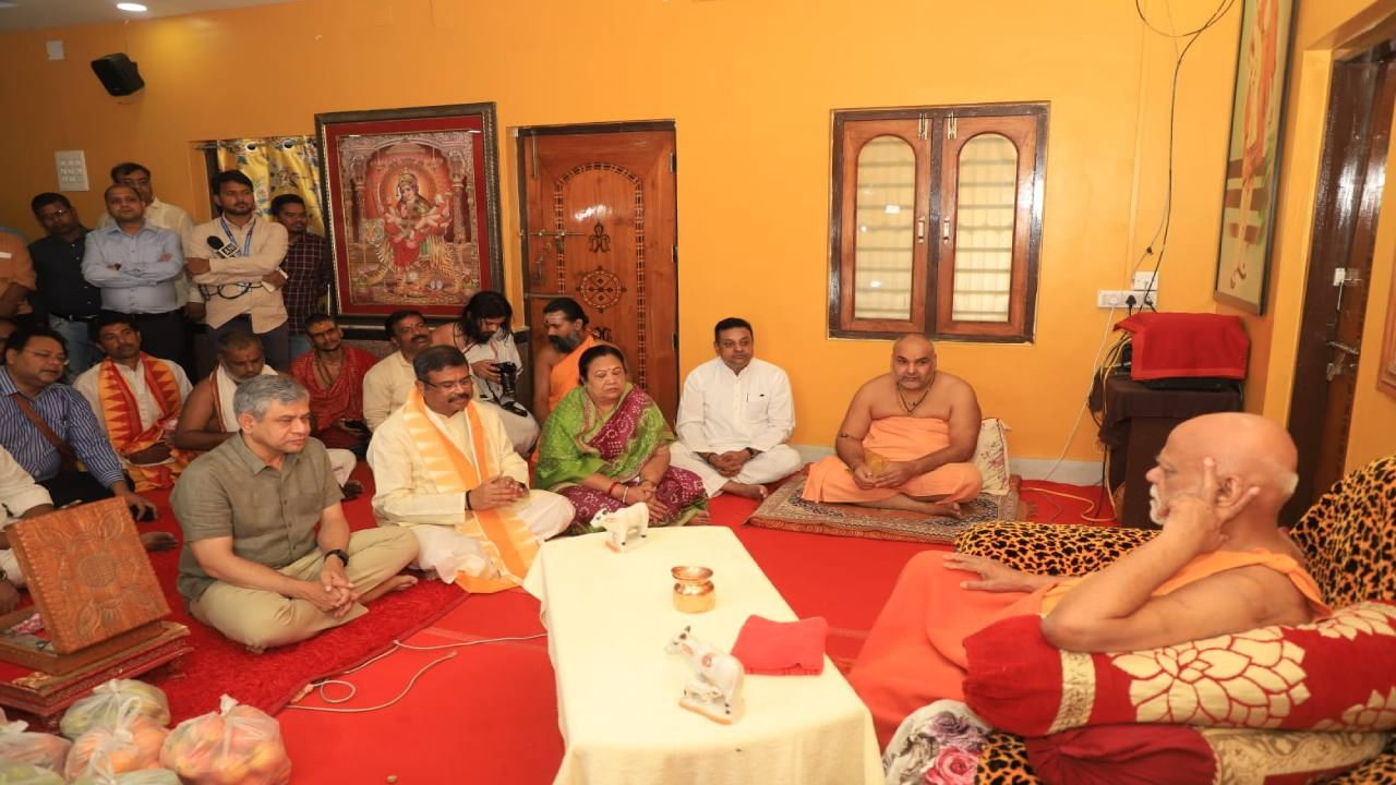 Puri Jagannath Rath Yatra Union Minister Ashwini Vaishnaw and Dharmendra Pradhan meet Shankaracharya Swami Nischalananda Saraswati