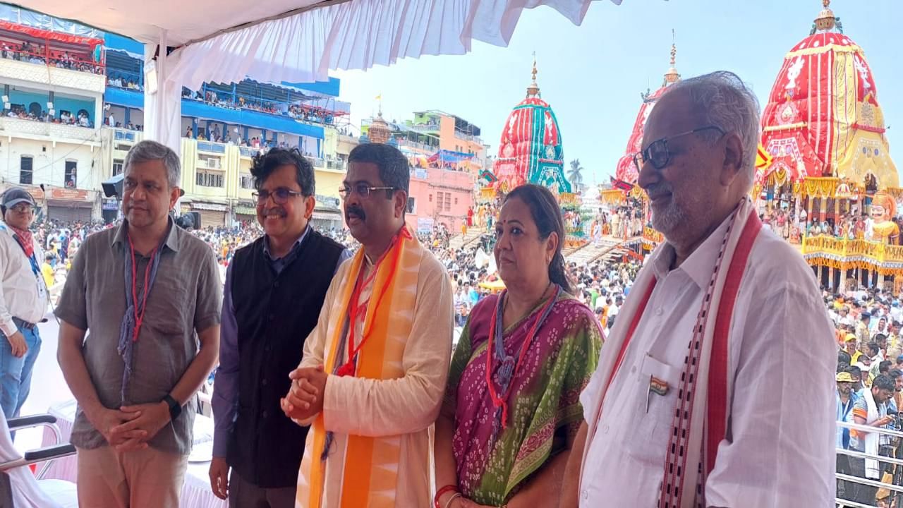 Puri Jagannath Rath Yatra Union Minister Ashwini Vaishnaw and Dharmendra Pradhan meet Shankaracharya Swami Nischalananda Saraswati