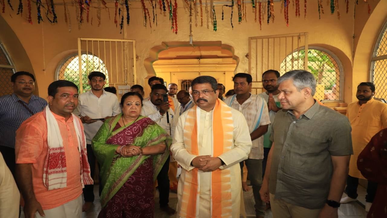 Puri Jagannath Rath Yatra Union Minister Ashwini Vaishnaw and Dharmendra Pradhan meet Shankaracharya Swami Nischalananda Saraswati