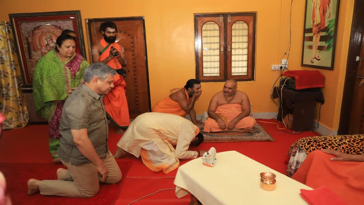 Puri Jagannath Rath Yatra Union Minister Ashwini Vaishnaw and Dharmendra Pradhan meet Shankaracharya Swami Nischalananda Saraswati