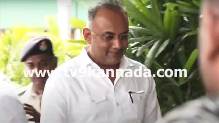CM was waiting: ಕ್ಯಾಬಿನೆಟ್ ಮೀಟಿಂಗ್ ಗೆ ಧಾವಂತದಲ್ಲಿ ಆಗಮಿಸಿದ ಸಚಿವರಿಗೆ ಮಾಧ್ಯಮದವರೊಂದಿಗೆ ಮಾತಾಡಲು ಪುರುಸೊತ್ತಿರಲಿಲ್ಲ! CM was waiting: ಕ್ಯಾಬಿನೆಟ್ ಮೀಟಿಂಗ್ ಗೆ ಧಾವಂತದಲ್ಲಿ ಆಗಮಿಸಿದ ಸಚಿವರಿಗೆ ಮಾಧ್ಯಮದವರೊಂದಿಗೆ ಮಾತಾಡಲು ಪುರುಸೊತ್ತಿರಲಿಲ್ಲ!