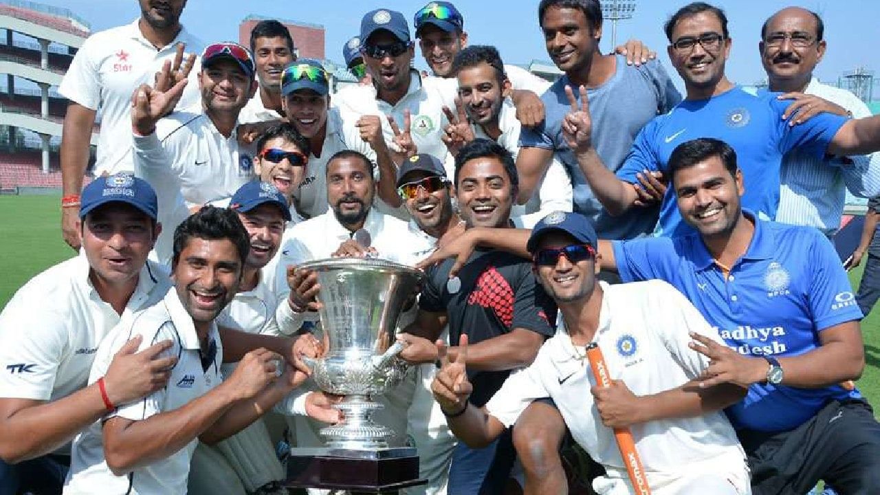 Duleep Trophy 2023: ದೇಶೀಯ ಅಂಗಳದ ಟೆಸ್ಟ್ ಕದನ ದುಲೀಪ್ ಟ್ರೋಫಿಗಾಗಿ 6 ತಂಡಗಳನ್ನು ಪ್ರಕಟಿಸಲಾಗಿದೆ. ಜೂನ್ 28 ರಿಂದ ಶುರುವಾಗಲಿರುವ ಈ ಟೂರ್ನಿಗಾಗಿ ಆರು ವಲಯಗಳಿಂದ ತಲಾ 15 ಆಟಗಾರರನ್ನು ಆಯ್ಕೆ ಮಾಡಲಾಗಿದೆ.