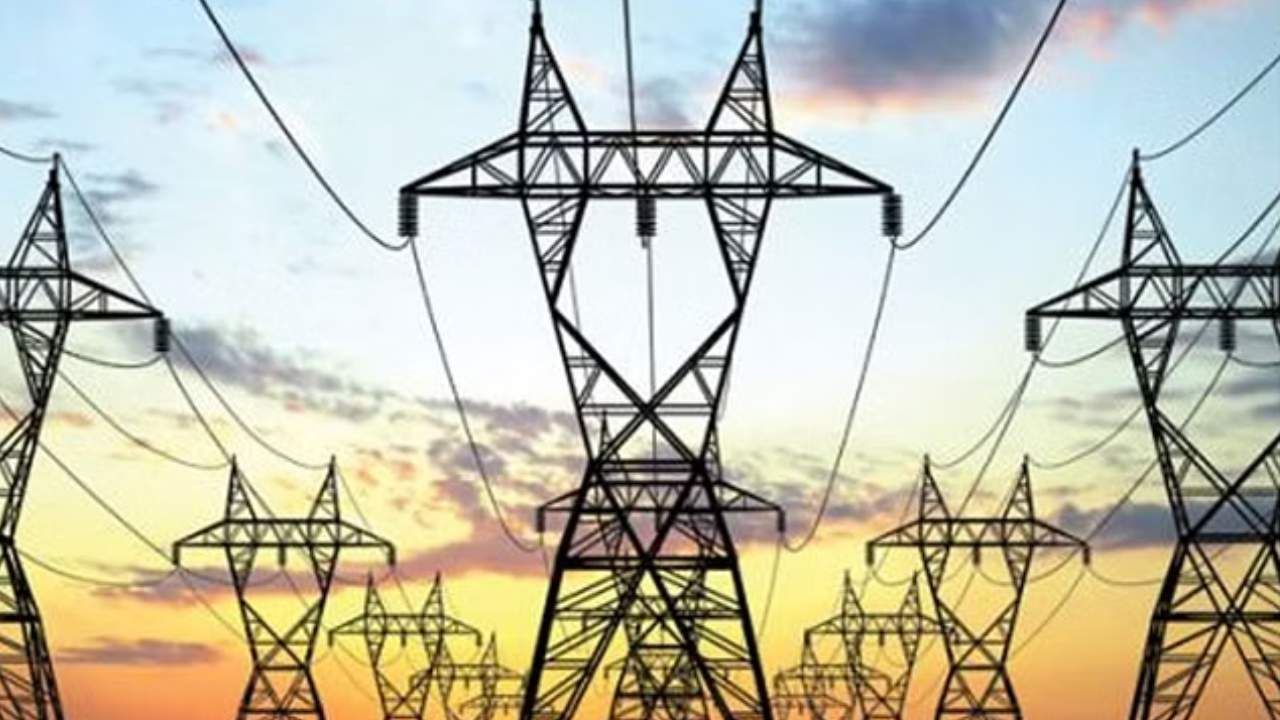 Electricity Price Hike: ಗೃಹಜ್ಯೋತಿ ಘೋಷಣೆ ಬೆನ್ನಲ್ಲೇ ರಾಜ್ಯದ ಜನತೆಗೆ ಕರೆಂಟ್ ಶಾಕ್: ಜೂನ್ 1ರಿಂದಲೇ ವಿದ್ಯುತ್ ದರ ಏರಿಕೆ Electricity Price Hike: ಗೃಹಜ್ಯೋತಿ ಘೋಷಣೆ ಬೆನ್ನಲ್ಲೇ ರಾಜ್ಯದ ಜನತೆಗೆ ಕರೆಂಟ್ ಶಾಕ್: ಜೂನ್ 1ರಿಂದಲೇ ವಿದ್ಯುತ್ ದರ ಏರಿಕೆ