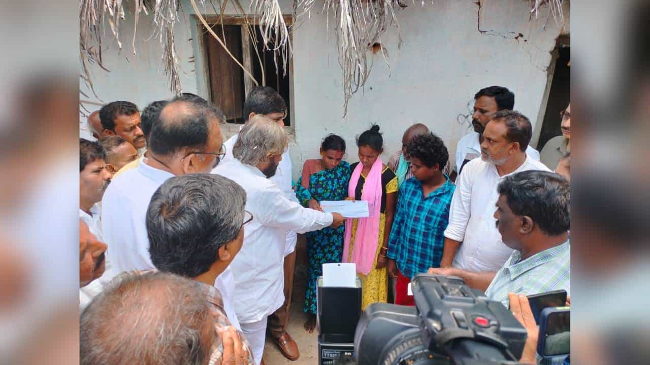 ಕಾಡಾನೆ ದಾಳಿ; ಮೃತನ ಕುಟುಂಬಕ್ಕೆ ಸಾಂತ್ವನ ಹೇಳಿ, ಪರಿಹಾರ ಚೆಕ್ ವಿತರಿಸಿದ ಸಚಿವ ಈಶ್ವರ್ ಖಂಡ್ರೆ ಕಾಡಾನೆ ದಾಳಿ; ಮೃತನ ಕುಟುಂಬಕ್ಕೆ ಸಾಂತ್ವನ ಹೇಳಿ, ಪರಿಹಾರ ಚೆಕ್ ವಿತರಿಸಿದ ಸಚಿವ ಈಶ್ವರ್ ಖಂಡ್ರೆ