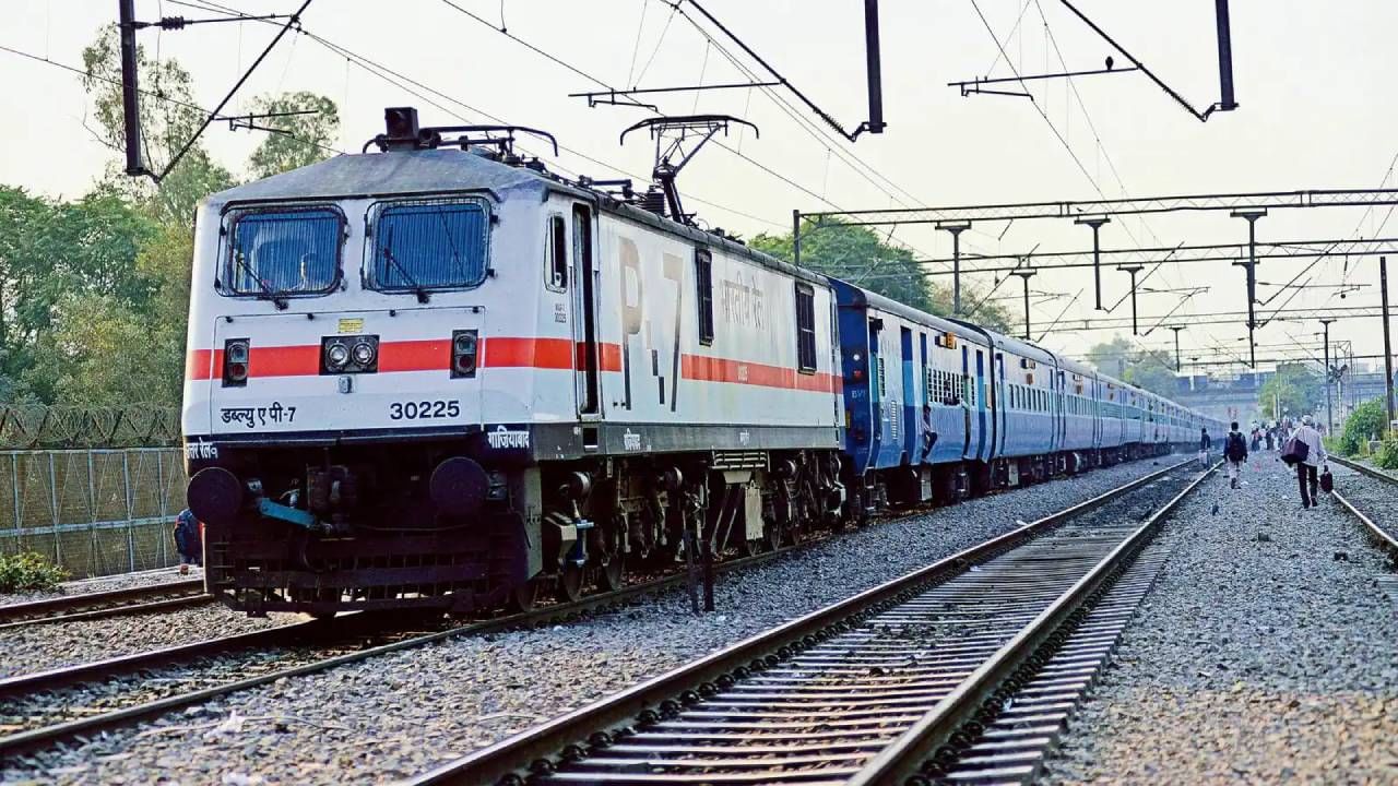 Railway Recruitment: ಭಾರತೀಯ ರೈಲ್ವೆಯು ವಿವಿಧ ಹುದ್ದೆಗಳಿಗೆ ಜನರನ್ನು ಹೇಗೆ ನೇಮಕ ಮಾಡಿಕೊಳ್ಳುತ್ತದೆ ನಿಮಗೆ ಗೊತ್ತೇ? Railway Recruitment: ಭಾರತೀಯ ರೈಲ್ವೆಯು ವಿವಿಧ ಹುದ್ದೆಗಳಿಗೆ ಜನರನ್ನು ಹೇಗೆ ನೇಮಕ ಮಾಡಿಕೊಳ್ಳುತ್ತದೆ ನಿಮಗೆ ಗೊತ್ತೇ?