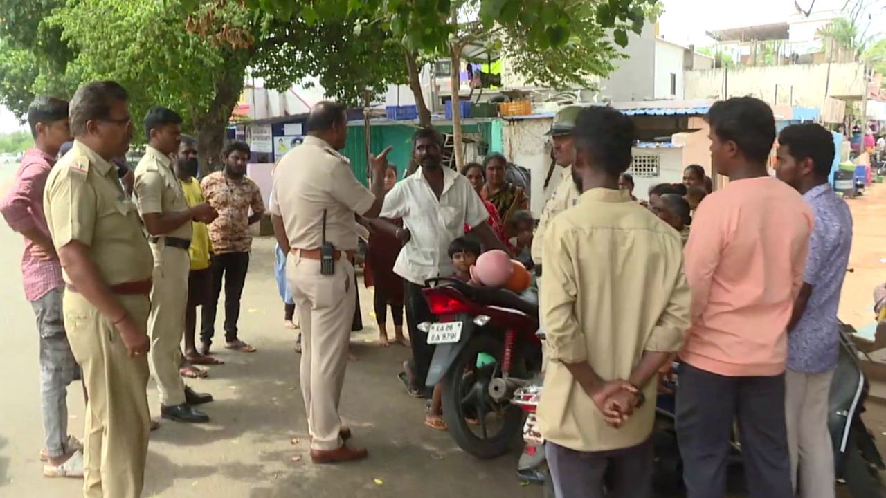 ಗದಗ-ಬೆಟಗೇರಿ ಅವಳಿ ನಗರದಲ್ಲಿ ಕುಡಿಯುವ ನೀರಿಗಾಗಿ ಹಾಹಾಕಾರ ಎದ್ದಿದೆ. ತಿಂಗಳುಗಳು ಕಳೆದ್ರೂ ಕುಡಿಯುವ ನೀರು ಪೂರೈಕೆ ಆಗ್ತಾಯಿಲ್ಲ. ಬಹತೇಕ ವಾರ್ಡ್ ಗಳಲ್ಲಿ‌ ನೀರಿನ ಬವಣೆಗೆ ಜನ್ರು ಹೈರಾಣಾಗಿದ್ದಾರೆ. ಇಂದು 33ನೇ ವಾರ್ಡ್ ಜನ್ರು ದಿಢೀರ್ ಖಾಲಿ ಕೊಡಗಳ ಸಮೇತ ಬೀದಿಗಿಳಿದು ಪ್ರತಿಭಟನೆ‌ ಮಾಡಿದ್ದಾರೆ. ಈ ವೇಳೆ ಆ್ಯಂಬುಲೆನ್ಸ್ ಬಂದಿದ್ದು, ಪ್ರತಿಭಟನಾಕಾರರು ಆ್ಯಂಬುಲೆನ್ಸ್ ಗೆ ದಾರಿ ಬಿಟ್ಟಿದ್ದಾರೆ. ಆದ್ರೆ ಪೊಲೀಸ್ ಅಧಿಕಾರಿಯೊಬ್ಬರು ಮಹಿಳೆಯರನ್ನು ಹಿಗ್ಗಾಮುಗ್ಗಾ ತರಾಟೆಗೆ ತೆಗೆದುಕೊಂಡಿದ್ದಾರೆ. ಪೊಲೀಸ್ ಅಧಿಕಾರಿ ದರ್ಪಕ್ಕೆ ಮಹಿಳೆಯರ ಆಕ್ರೋಶ ವ್ಯಕ್ತಪಡಿಸಿದ್ದಾರೆ. ನಮಗೆ ನೀರು ಕೊಟ್ರೆ ನಾವ್ಯಾಕೇ ರಸ್ತೆ ತಡೆ ಮಾಡ್ತೀವಿ. ಪೊಲೀಸ್ ಅಧಿಕಾರಿ ದರ್ಪಕ್ಕೆ ಮಹಿಳೆಯರು ಕೆಂಡಾಮಂಡಲವಾಗಿದ್ದಾರೆ.