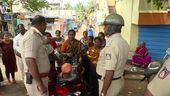 ಸರ್ಕಾರ ಅದೂ-ಇದೂ ಫ್ರೀ ಅಂತಿದೆ, ಮೊದ್ಲು ಕುಡಿಯೋಕೆ ನೀರು ಕೊಡ್ಲಿ ಸಾಕು ಎಂದ ಮಹಿಳೆಯರು ಮತ್ತು ಪೊಲೀಸ್ ಅಧಿಕಾರಿ ನಡುವೆ ವಾಗ್ವಾದ, ಎಲ್ಲಿ?