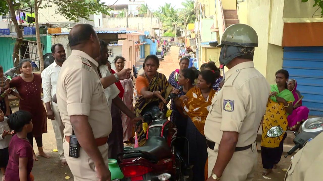 ಹೀಗಾಗಿ ಕೋಪಗೊಂಡ‌ ಮಹಿಳೆಯರು ರಸ್ತೆ ಇಳಿದು ಹೋರಾಟ ಮಾಡಿದ್ದಾರೆ. ಗದಗ-ಬೆಟಗೇರಿ ಅವಳಿ ನಗರದಲ್ಲಿ ಕುಡಿಯುವ ನೀರಿಗಾಗಿ ಹಾಹಾಕಾರ ಶುರುವಾಗಿದೆ. ಒಂದು ತಿಂಗಳಿಂದ ಕುಡಿಯುವ ನೀರು ಪೂರೈಕೆ ಇಲ್ಲದೇ 33ನೇ ವಾರ್ಡ್ ಜನ್ರು ಕಂಗಾಲಾಗಿದ್ದಾರೆ. ನೀರು ಕೇಳಲು ಬಂದ ಮಹಿಳೆಯರಿಗೆ ಪೊಲೀಸ್ ಅಧಿಕಾರಿಗಳು ಅವಾಜ್ ಹಾಕಿದ್ದಾರೆ. ಗದಗ ಶಹರ್ ಪೊಲೀಸ್ ಠಾಣೆ ಸಿಪಿಐ ಜಯಂತ್ ಗೌಳಿ ಇನ್ಮೊಮ್ಮೆ ಬೀದಿಗೆ ಬಂದ್ರೆ ನೀರು ತರುವ ಗಾಡಿಗಳು ಸೀಜ್ ಮಾಡುವುದಾಗಿ ಎಚ್ಚರಿಕೆ ನೀಡಿದ್ದಾರೆ. ಪೊಲೀಸ್ ಅಧಿಕಾರಿಗಳ ವರ್ತನೆ ಅವಳಿ ನಗರದ ಜನ್ರ ಅಸಮಾಧಾನಕ್ಕೆ ಕಾರಣವಾಗಿದೆ.