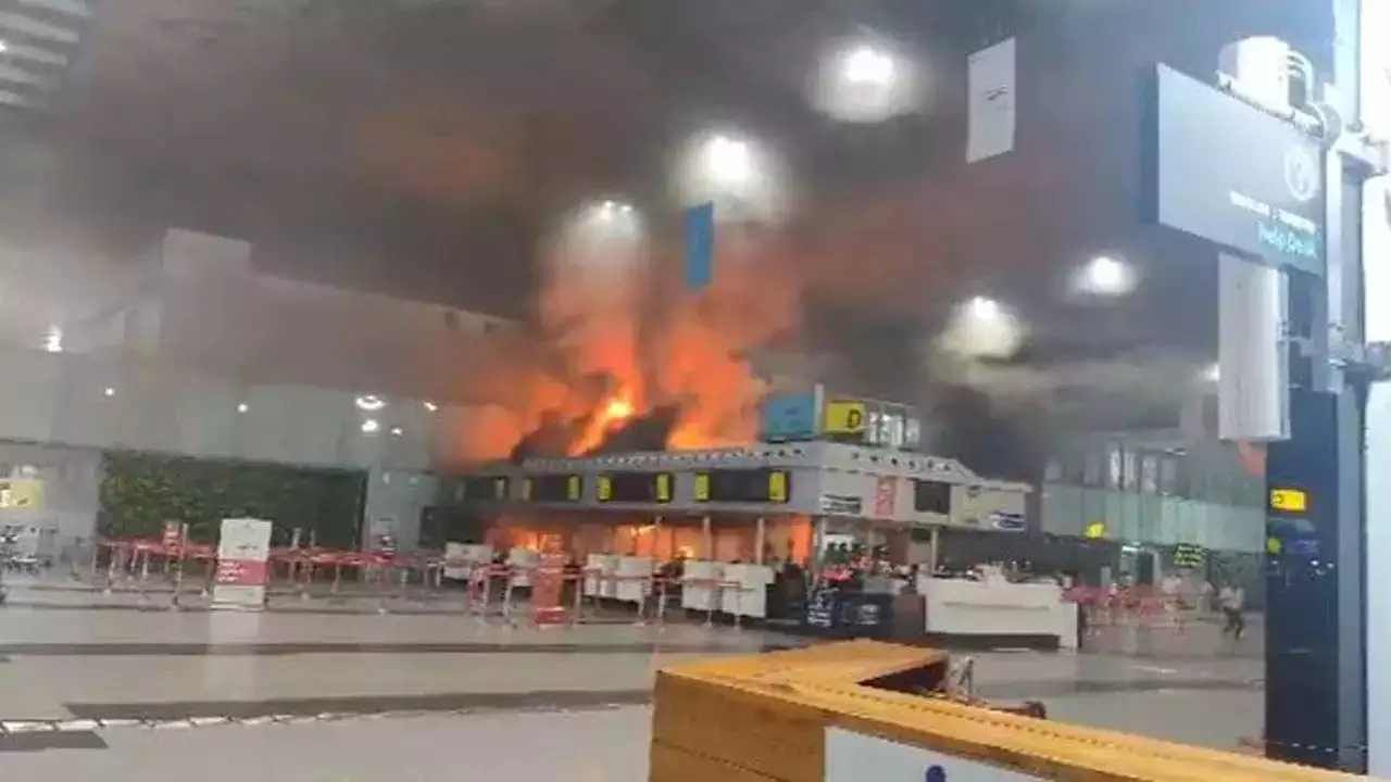 Kolkata Airport Fire: ಕೋಲ್ಕತ್ತಾದ ನೇತಾಜಿ ಸುಭಾಷ್​ಚಂದ್ರ ಬೋಸ್​ ಏರ್​ಪೋರ್ಟ್​ನಲ್ಲಿ ಕಾಣಿಸಿಕೊಂಡ ಬೆಂಕಿ, ಪ್ರಯಾಣಿಕರ ಸ್ಥಳಾಂತರ