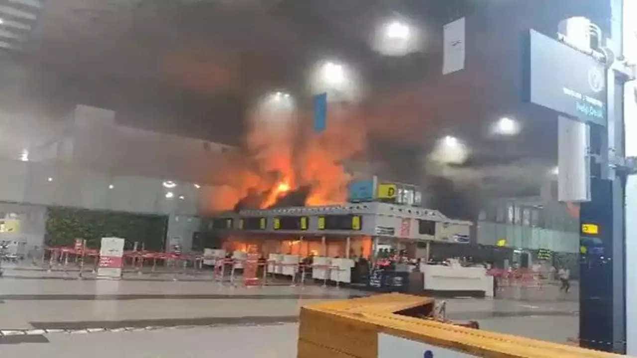 Kolkata Airport Fire: ಕೋಲ್ಕತ್ತಾದ ನೇತಾಜಿ ಸುಭಾಷ್ಚಂದ್ರ ಬೋಸ್ ಏರ್ಪೋರ್ಟ್ನಲ್ಲಿ ಕಾಣಿಸಿಕೊಂಡ ಬೆಂಕಿ, ಪ್ರಯಾಣಿಕರ ಸ್ಥಳಾಂತರ Kolkata Airport Fire: ಕೋಲ್ಕತ್ತಾದ ನೇತಾಜಿ ಸುಭಾಷ್ಚಂದ್ರ ಬೋಸ್ ಏರ್ಪೋರ್ಟ್ನಲ್ಲಿ ಕಾಣಿಸಿಕೊಂಡ ಬೆಂಕಿ, ಪ್ರಯಾಣಿಕರ ಸ್ಥಳಾಂತರ