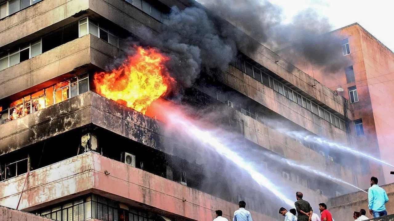 Satpura Bhawan Fire: ಸತ್ಪುರ ಭವನದಲ್ಲಿ ನಿಯಂತ್ರಣಕ್ಕೆ ಬಾರದ ಬೆಂಕಿ, ಸರ್ಕಾರಿ ದಾಖಲೆಗಳು ನಾಶ, ವಾಯುಪಡೆಗೆ ಜವಾಬ್ದಾರಿ