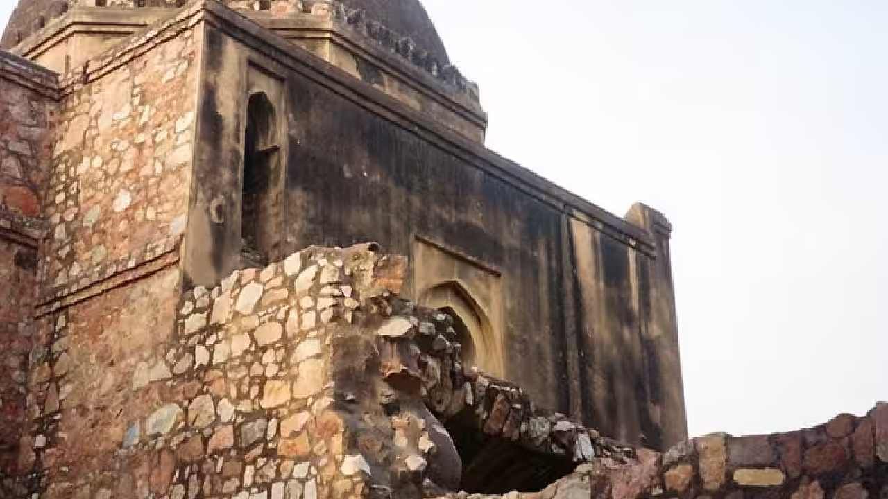 Siri Fort Secret Tunnel: ದೆಹಲಿಯ ಸಿರಿ ಕೋಟೆಯಲ್ಲಿ ಉತ್ಖನನದ ವೇಳೆ ಪತ್ತೆಯಾಯ್ತು ಖಿಲ್ಜಿ ರಾಜವಂಶದ ಸುರಂಗ Siri Fort Secret Tunnel: ದೆಹಲಿಯ ಸಿರಿ ಕೋಟೆಯಲ್ಲಿ ಉತ್ಖನನದ ವೇಳೆ ಪತ್ತೆಯಾಯ್ತು ಖಿಲ್ಜಿ ರಾಜವಂಶದ ಸುರಂಗ