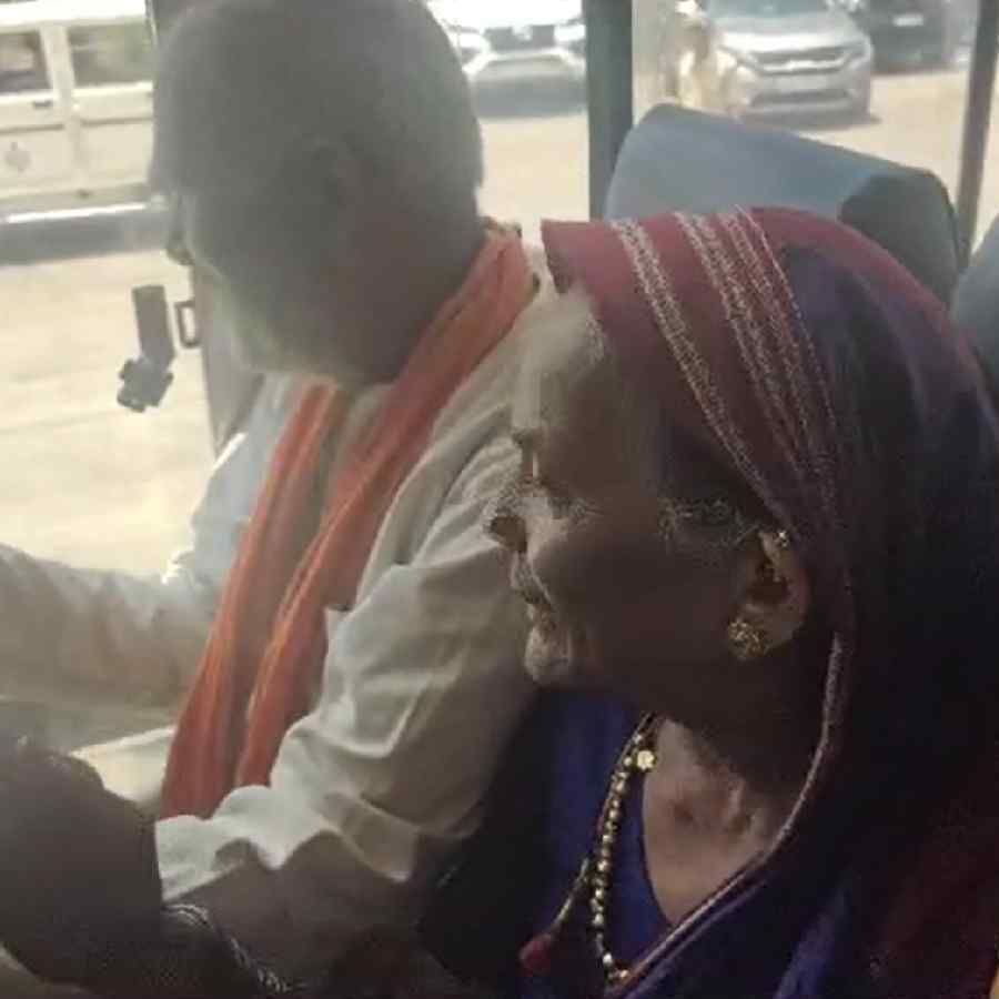 Shakti Scheme Grandmother enter the bus after saluting in Dharwad photo goes viral
