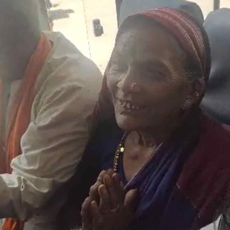 Shakti Scheme Grandmother enter the bus after saluting in Dharwad photo goes viral
