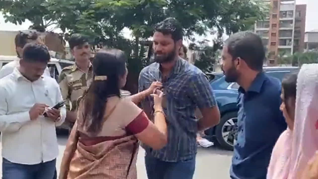 Watch: ಮುನ್ಸಿಪಲ್ ಕಾರ್ಪೊರೇಷನ್ ಜೂನಿಯರ್ ಇಂಜಿನಿಯರ್ಗೆ ಕಪಾಳಮೋಕ್ಷ ಮಾಡಿದ ಮೀರಾ ಭಾಯಂದರ್ ಶಾಸಕಿ ಗೀತಾ ಜೈನ್ Watch: ಮುನ್ಸಿಪಲ್ ಕಾರ್ಪೊರೇಷನ್ ಜೂನಿಯರ್ ಇಂಜಿನಿಯರ್ಗೆ ಕಪಾಳಮೋಕ್ಷ ಮಾಡಿದ ಮೀರಾ ಭಾಯಂದರ್ ಶಾಸಕಿ ಗೀತಾ ಜೈನ್