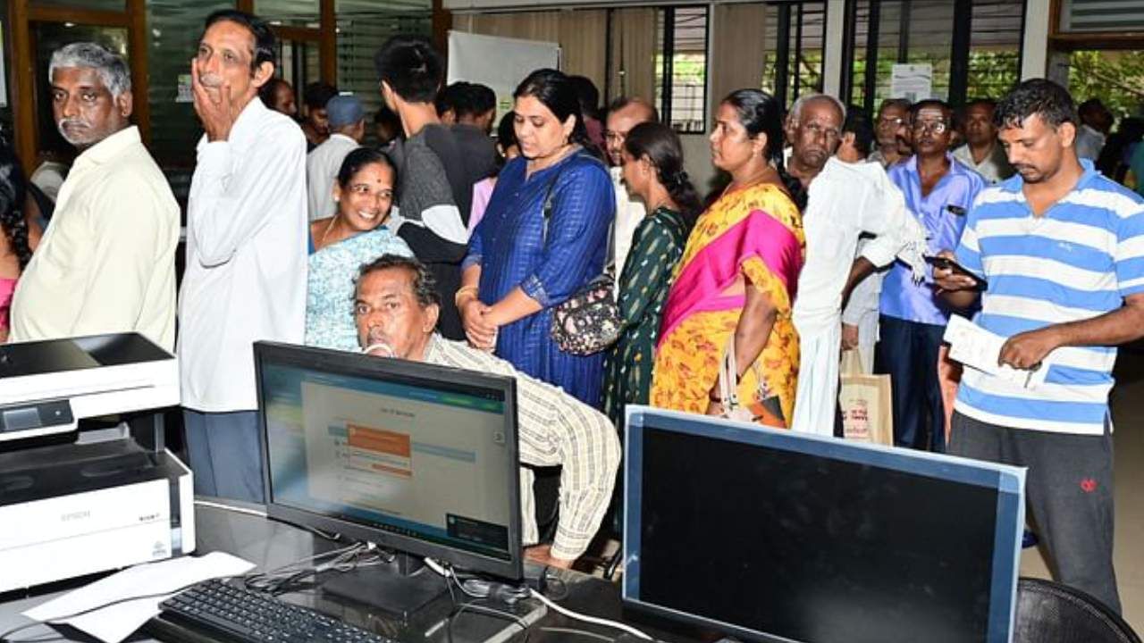 Gruha Jyothi Scheme: ಗೃಹಜ್ಯೋತಿ ಯೋಜನೆಗೆ ಸಾರ್ವಜನಿಕರಿಂದ ಭಾರೀ ಸ್ಪಂದನೆ: 4 ದಿನಗಳಲ್ಲಿ 10 ಲಕ್ಷಕ್ಕೂ ಹೆಚ್ಚು ಅರ್ಜಿ ಸಲ್ಲಿಕೆ Gruha Jyothi Scheme: ಗೃಹಜ್ಯೋತಿ ಯೋಜನೆಗೆ ಸಾರ್ವಜನಿಕರಿಂದ ಭಾರೀ ಸ್ಪಂದನೆ: 4 ದಿನಗಳಲ್ಲಿ 10 ಲಕ್ಷಕ್ಕೂ ಹೆಚ್ಚು ಅರ್ಜಿ ಸಲ್ಲಿಕೆ