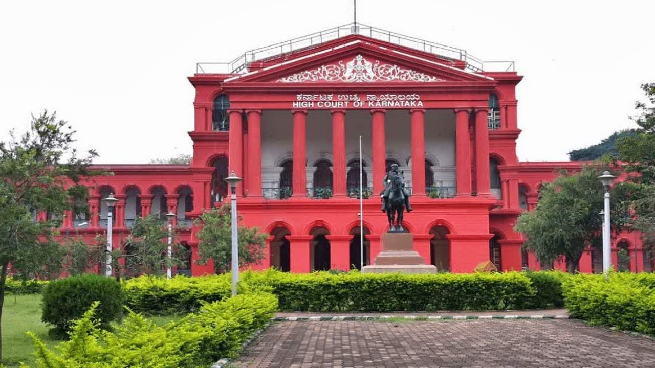 ಪತಿಯ ವಿಚ್ಛೇದನ ನೋಟಿಸ್ ಬಳಿಕವೂ 498ಎ ಕೇಸ್ ದಾಖಲಿಸಬಹುದು: ಹೈಕೋರ್ಟ್ ಏಕಸದಸ್ಯ ಪೀಠ ಆದೇಶ ಪತಿಯ ವಿಚ್ಛೇದನ ನೋಟಿಸ್ ಬಳಿಕವೂ 498ಎ ಕೇಸ್ ದಾಖಲಿಸಬಹುದು: ಹೈಕೋರ್ಟ್ ಏಕಸದಸ್ಯ ಪೀಠ ಆದೇಶ