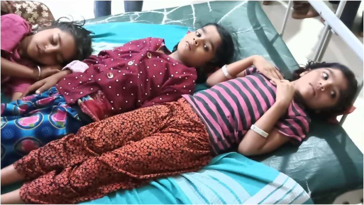 Karwar News: ವಿಷಯುಕ್ತ ಬೀಜ ಸೇವಿಸಿ ಗುಂಡೊಳ್ಳಿ ಸರ್ಕಾರಿ ಶಾಲೆಯ 10ಕ್ಕೂ ಹೆಚ್ಚು ಮಕ್ಕಳು ಅಸ್ವಸ್ಥ Karwar News: ವಿಷಯುಕ್ತ ಬೀಜ ಸೇವಿಸಿ ಗುಂಡೊಳ್ಳಿ ಸರ್ಕಾರಿ ಶಾಲೆಯ 10ಕ್ಕೂ ಹೆಚ್ಚು ಮಕ್ಕಳು ಅಸ್ವಸ್ಥ