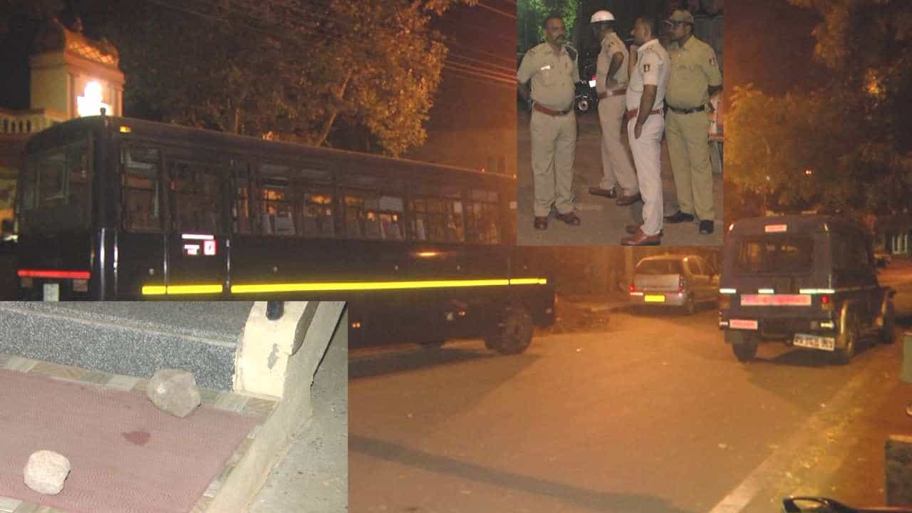 Hindu Muslim Clashes: ಬೈಕ್ ಸೀದಾ ಓಡಿಸು ಎಂದು ಹೇಳಿದ್ದಕ್ಕೆ ಎರಡು ಸಮುದಾಯಗಳ ಮಧ್ಯೆ ಘರ್ಷಣೆ, ಭಾರೀ ಖಾಕಿ ಪಡೆ ಕಾವಲು Hindu Muslim Clashes: ಬೈಕ್ ಸೀದಾ ಓಡಿಸು ಎಂದು ಹೇಳಿದ್ದಕ್ಕೆ ಎರಡು ಸಮುದಾಯಗಳ ಮಧ್ಯೆ ಘರ್ಷಣೆ, ಭಾರೀ ಖಾಕಿ ಪಡೆ ಕಾವಲು