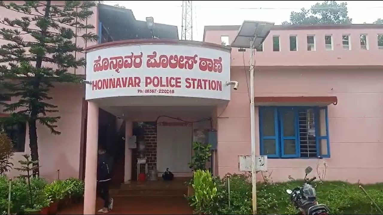 Uttar Kannada News: ಪೊಲೀಸ್ ಠಾಣೆಯಲ್ಲೇ ವಿಷ ಕುಡಿದು ಆರೋಪಿ ಆತ್ಮಹತ್ಯೆ ಪ್ರಕರಣದ ತನಿಖೆ ಸಿಐಡಿಗೆ ಹಸ್ತಾಂತರ Uttar Kannada News: ಪೊಲೀಸ್ ಠಾಣೆಯಲ್ಲೇ ವಿಷ ಕುಡಿದು ಆರೋಪಿ ಆತ್ಮಹತ್ಯೆ ಪ್ರಕರಣದ ತನಿಖೆ ಸಿಐಡಿಗೆ ಹಸ್ತಾಂತರ