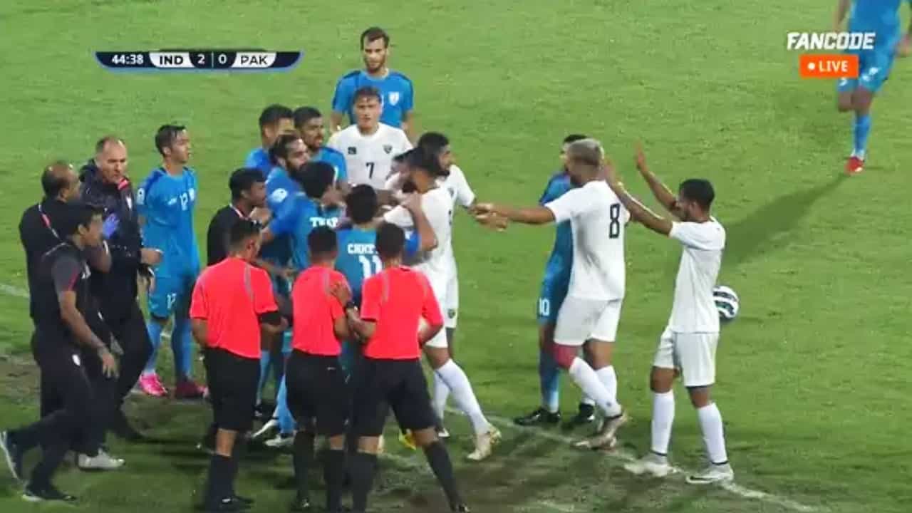 India vs Pakistan: ಪಂದ್ಯದ ನಡುವೆ ಜಗಳಕ್ಕಿಳಿದ ಭಾರತ-ಪಾಕಿಸ್ತಾನ್ ಆಟಗಾರರು India vs Pakistan: ಪಂದ್ಯದ ನಡುವೆ ಜಗಳಕ್ಕಿಳಿದ ಭಾರತ-ಪಾಕಿಸ್ತಾನ್ ಆಟಗಾರರು