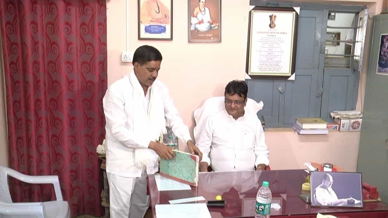 ಕೆಟ್ಟ ಬಡತನ. ಓದಿದ್ದು ಹತ್ತನೇ ತರಗತಿ. ಇಂತಹ ಪರಿಸ್ಥಿತಿ ಯಾವುದಾದ್ರು ಒಂದು ಕೆಲ್ಸಾ ಮಾಡಿ ಹೊಟ್ಟೆ ತುಂಬಿಸಿಕೊಳ್ಳವ ಸ್ಥಿತಿ. ಇಂತಹ ಸ್ಥಿತಿಯಲ್ಲಿ ಇಲ್ಲೊಂದು ಖಾಸಗಿ ಶಿಕ್ಷಣ ಸಂಸ್ಥೆಯಲ್ಲಿ ಜವಾನ ಹುದ್ದೆ ಖಾಲಿ ಇತ್ತು. ಕಷ್ಟಾ ಪಟ್ಟು ಅವರಿವರ ಕಾಲು ಹಿಡಿದು ಜವಾನ ಹುದ್ದೆ ಗುಟ್ಟಿಸಿಕೊಂಡ. ಹೀಗೆ ಮೂರು ದಶಕಗಳ ಕಾಲ ಯಾವುದೇ ಕಪ್ಪು ಚುಕ್ಕೆ ಇಲ್ಲದೆ ಕೆಲ್ಸಾ ಮಾಡಿದರು. ಇಂದು ಅದೇ ಕ್ಷೇತ್ರದ ಶಾಸಕರಾಗಿ ಬಿ. ದೇವೇಂದ್ರಪ್ಪ ಆಯ್ಕೆಯಾಗಿದ್ದಾರೆ.
